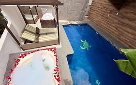 Lujoso y amplio Loft con alberca climatizada y amplia cama para alberca, Cuernavaca somos los únicos en ofrecerte 2 jacuzzis premium con agua caliente y sistema de hidromasaje tipo spa, terraza panorámica con asador de carbon y mas amenidades!